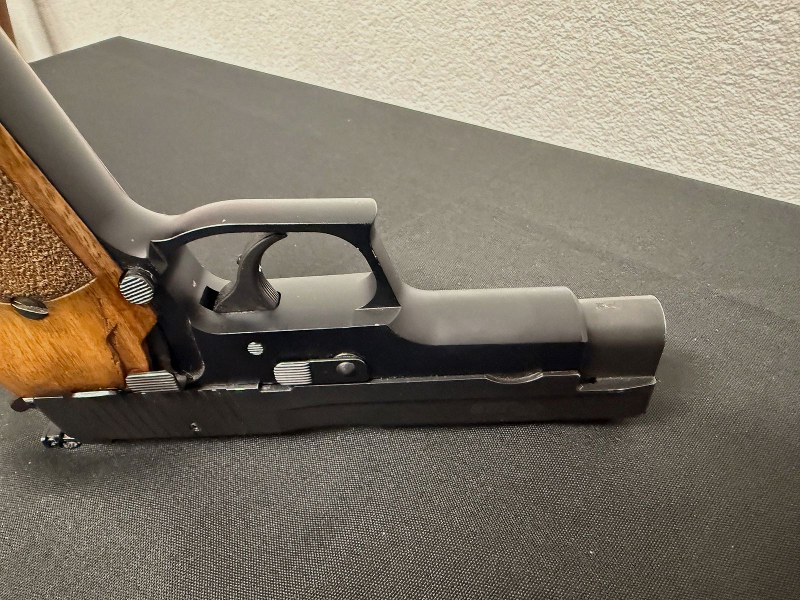 SIG Sauer P220 Kaliber .45 ACP halbautomatische Pistole Fangschusswaffe Micrometervisierung incl. Sickinger Lederholster