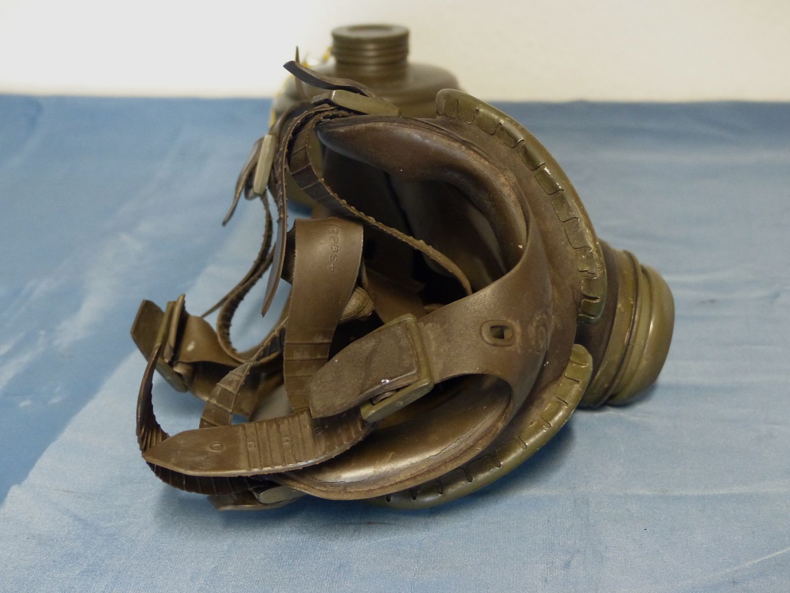 Original Bundeswehr Gasmaske Atemschutz M 65 ABC mit Filter dunkel 70er
