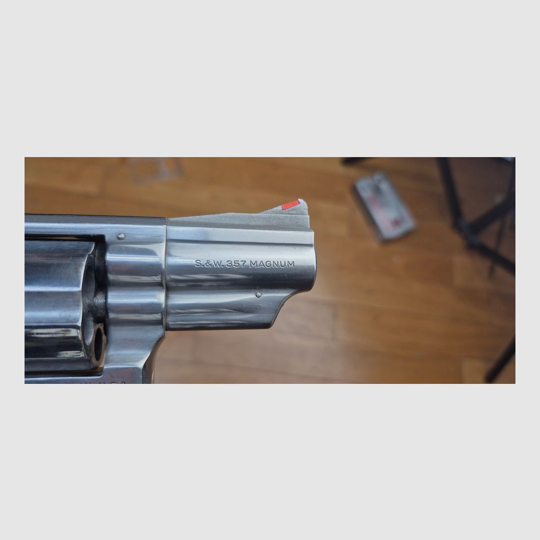 Sehr schöner Revolver Smith & Wesson M66 (Ganz kurz!) Subnose genannt „Combat Stainless Magnum“ – 6 Schuss in .357 mag / 38 Sp – Lauf 2,5 Zoll mit sehr schönen Zügen – Polierte Edelstahl-Oberfläche – M66 ganz kurz von 1974 bis 1977 – Der echte „Hand Canon“ in sehr gutem Zustand – TBE+, Bild 17 von 17