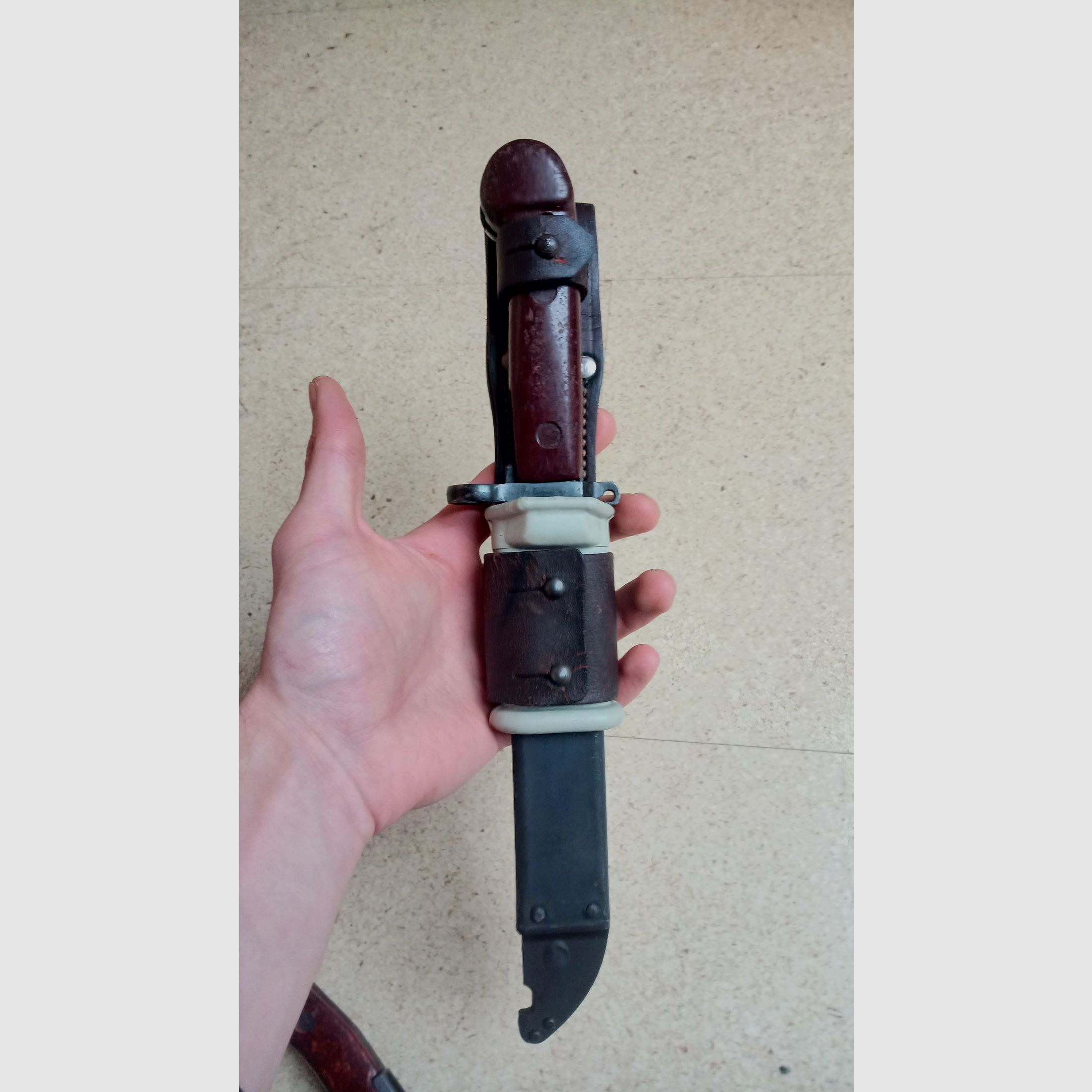 3 Rumänische 6h3 (6x3) AK Bajonette komplett inkl. Gummi Isolator und Leder Frosch  // AKM Bakelit Vintage