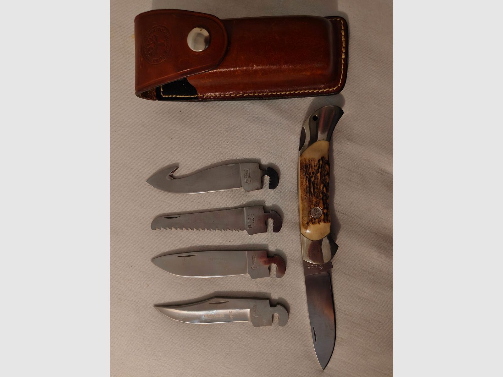 Couteau de poche Böker Optima en corne de cerf / couteau de chasse avec étui en cuir, lame de déchirure, scie, lame Bowie et 2 lames Droppoint