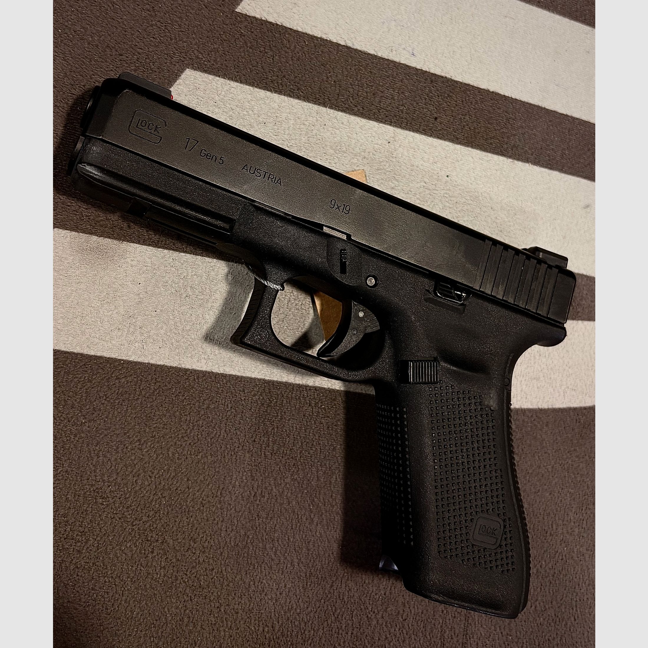 Pistola Glock 17 Gen 5 cal. 9x19 con mire in fibra ottica TruGlo – senza caricatore, con scatto modificato. #535, immagine 1 di 3