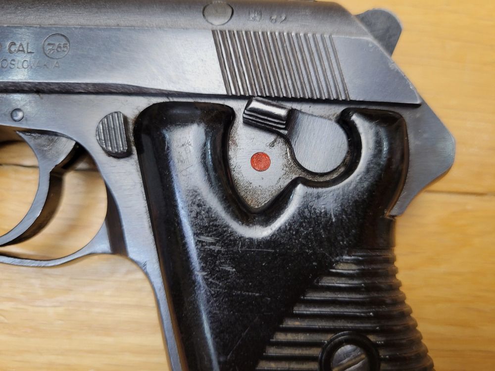 Bella pistola ceca VZ 50 o VZOR 50 – cal. 7,65 Br – 8 colpi – Realizzata in buon acciaio della Cortina di Ferro – Esemplare del 1962 – Meccanica impeccabile – Bella brunitura – Bella arma ceca in TBE+, immagine 4 di 17