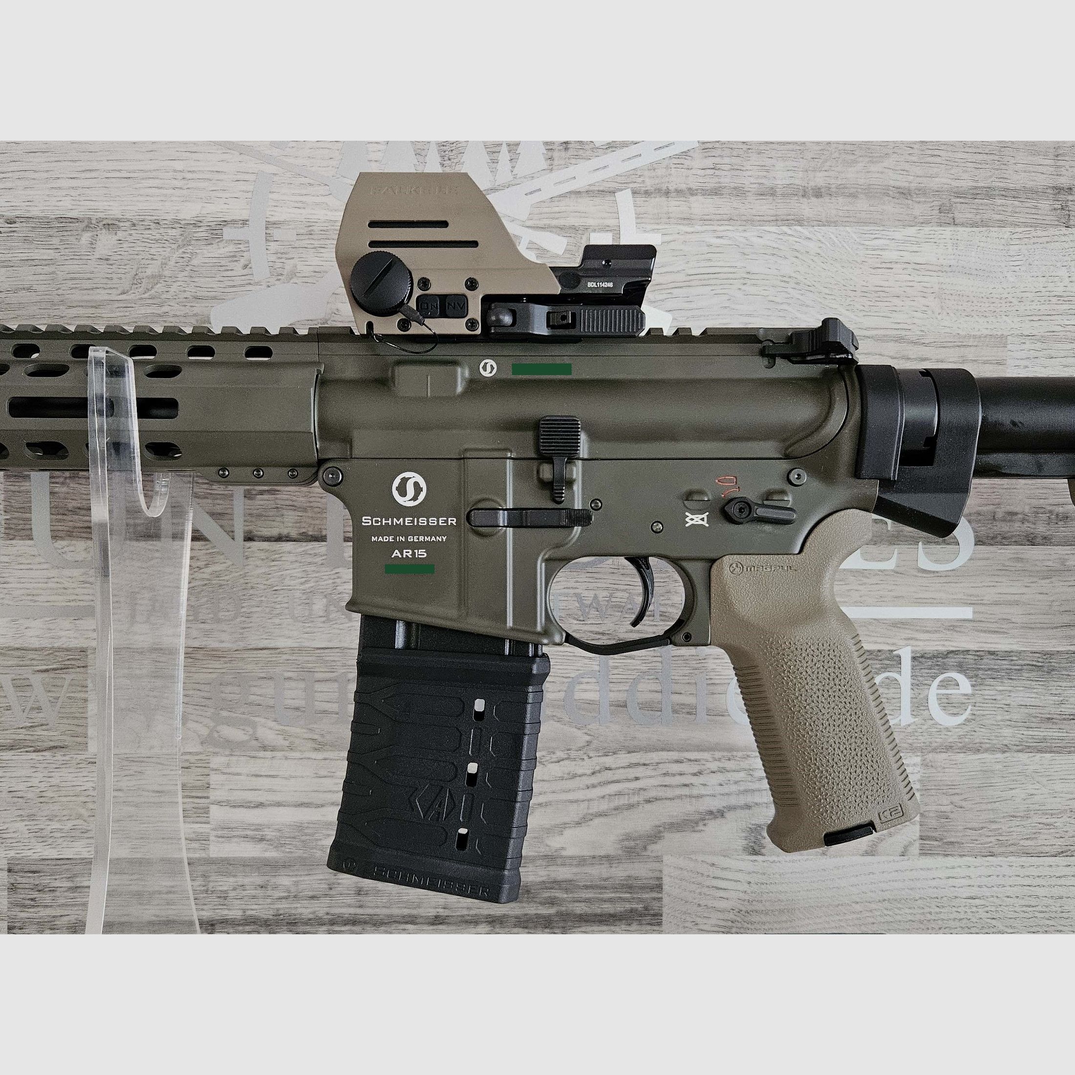 Neuware vom Fachhandel - Schmeisser AR15 M5FL Sondermodell MAGPUL 16,75" OD Green .223Rem mit Optik