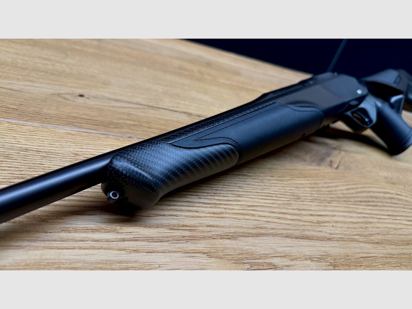 Blaser R8 Carbone Cuir noir / Déclencheur & chambre DLC / Avant en carbone / Logo argent / Poignée de chambre en carbone / Calibre & longueur de canon au choix