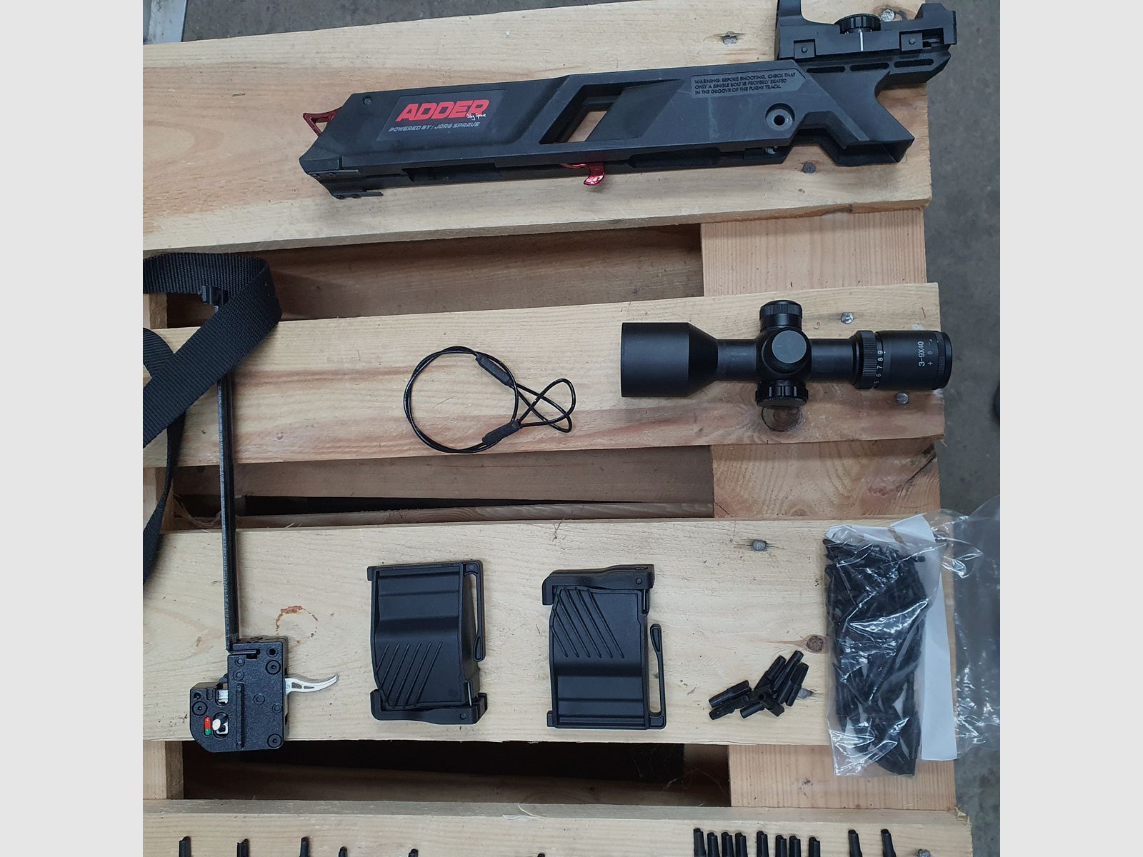 Taktische Repetierarmbrust Cobra Adder, 130 lbs, 7 Schuss Magazin und viel Zubehör.
