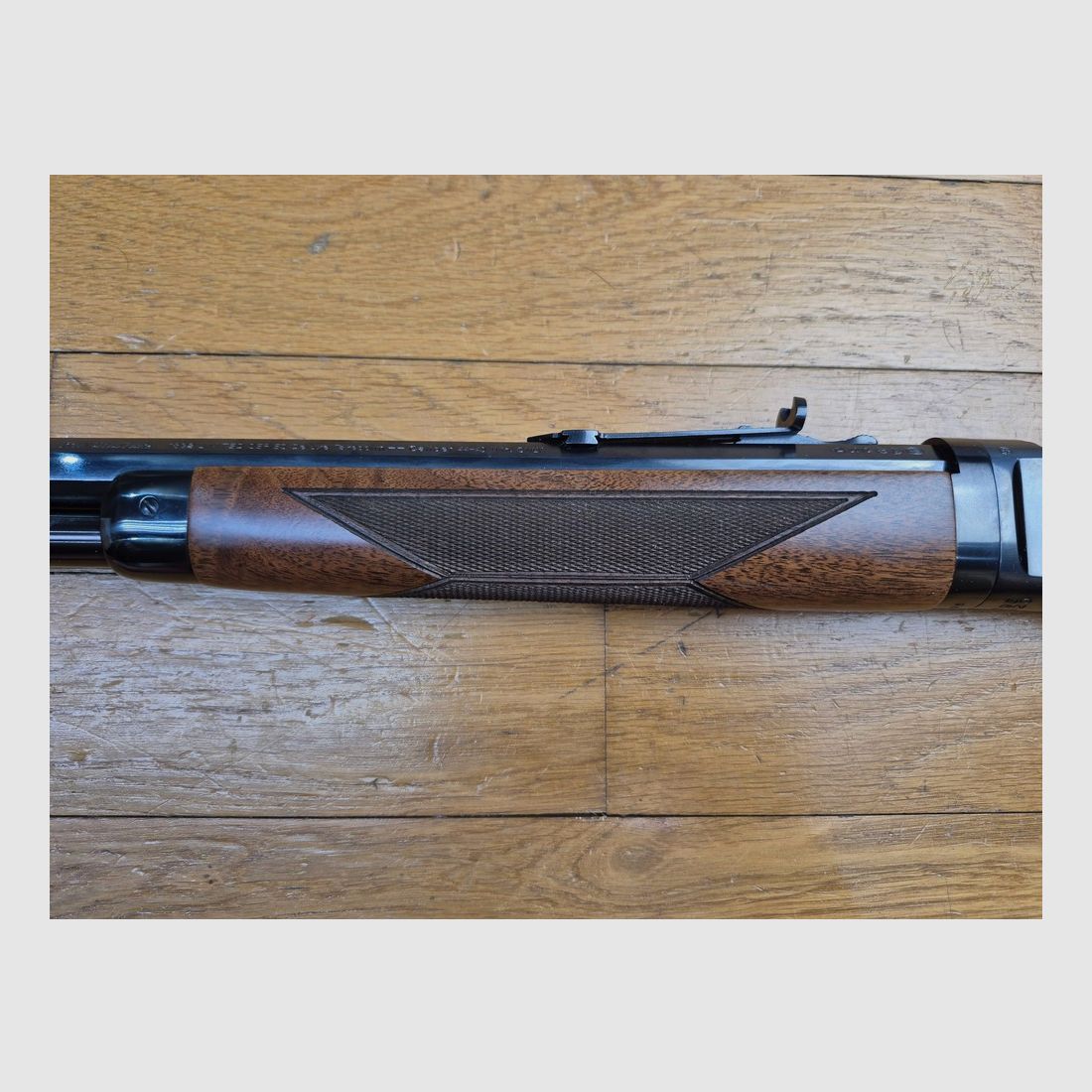 Splendida "carabina" Winchester 1892 – Versione "fucile" / fucile a canna ottagonale – Modello Take down raro – Cal. .44-40 con 10+1 colpi – Finiture Miroku Giappone – Serie limitata di 2 x 251 esemplari – Bellissimo legno di noce di grado V o VI – Scatola originale con documenti e lucchetto – Mai sparato – Arma nuova – TBE++++, immagine 33 di 39