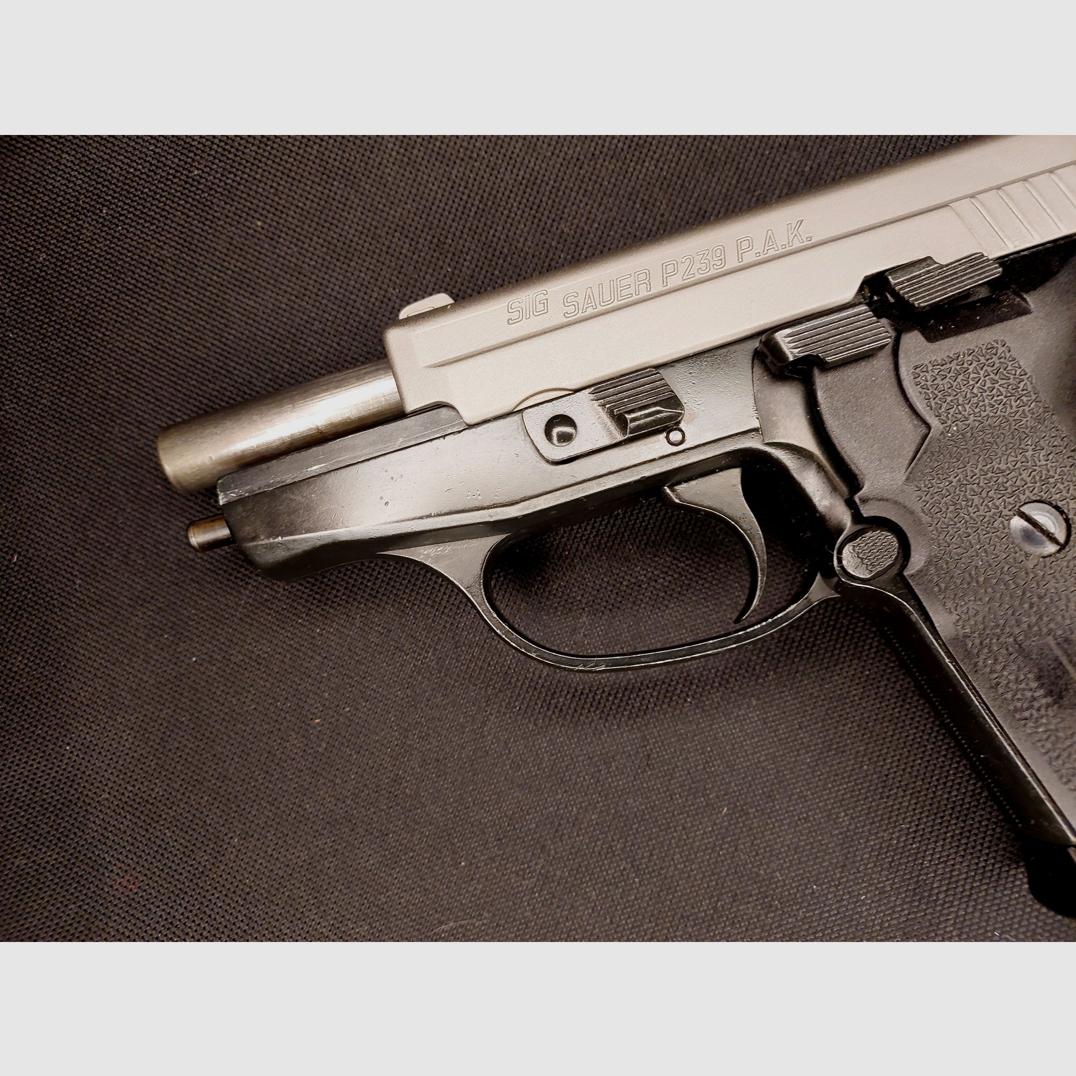 Sig Sauer P239 Nickel schreckschusspistool in kaliber 9 mm P.A.K. (PTB874) met Fobus holster