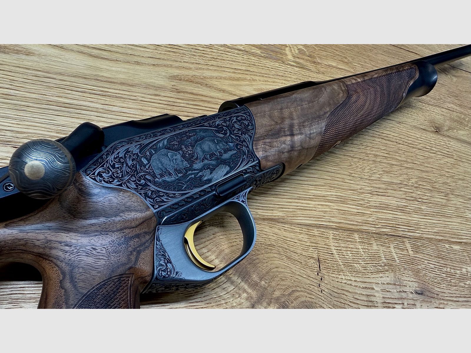 Blaser R8 Grand Luxe Success / Holzklasse 6 / Seidenmattes Finish / Goldener Abzug / Systemkasten + Magazineinheit graviert / TRAUMWAFFE