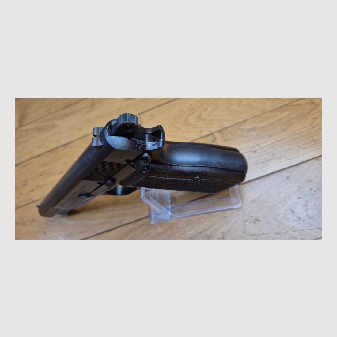 Schöner Browning GP 35 oder P640(b) / P35(b) – 9 para – Neueste Fertigung aus dem Sommer 1944 – Feste Visierung – Magazin gleicher Fertigung – Frost und Jahnel Holster aus Breslau von 1941 und 2. modernes Magazin – Guter Lauf, schöne Markierungen und einwandfreie Mechanik – Sehr schönes Exemplar in TBE / TBE+, Bild 14 von 28