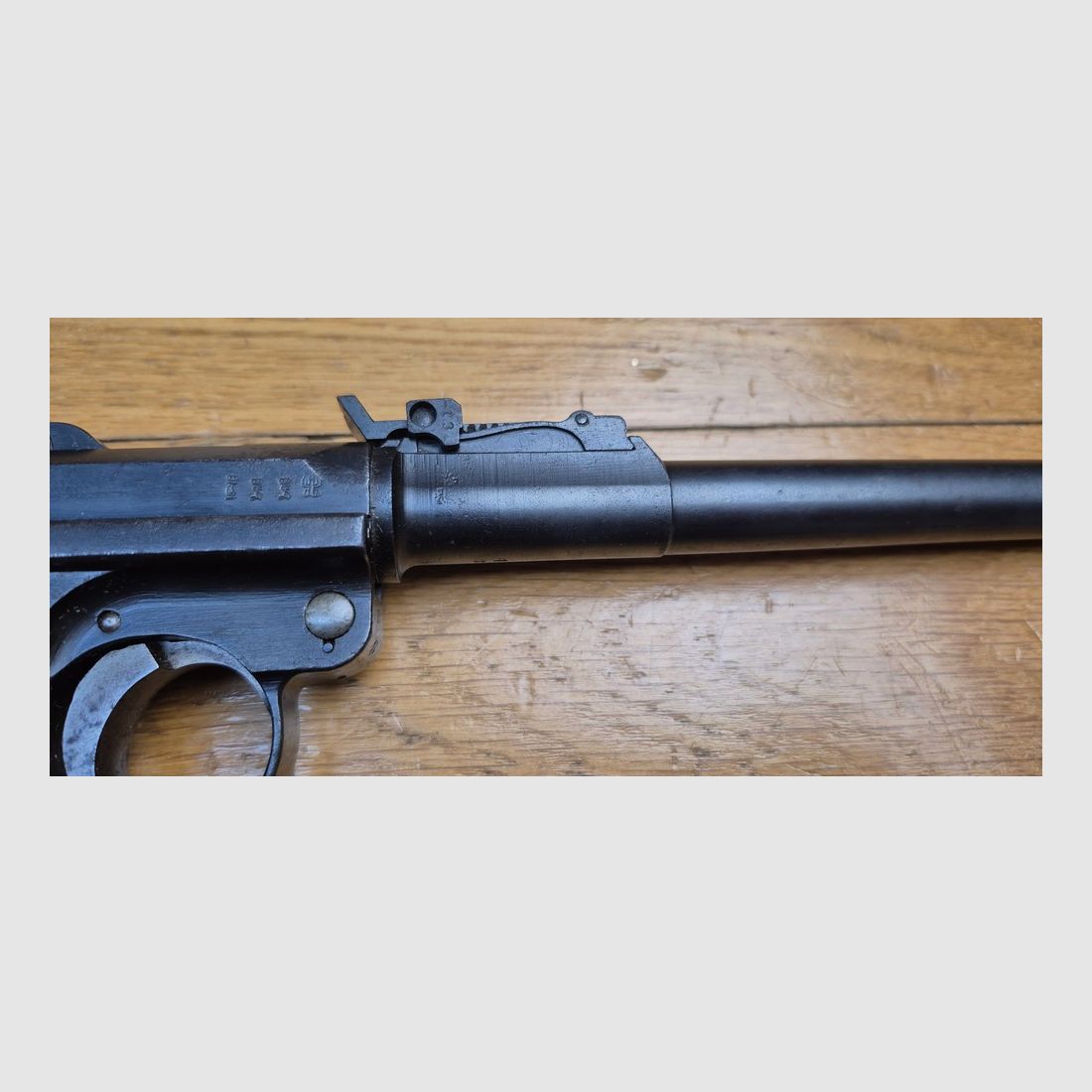 Sehr schöner Luger Artillerie P08 – Waffe von 1917 – Lauf 8 Zoll (20cm!) – Herstellung DWM – Vollständig monomatrikuliert (außer das Magazin, das ist aus der Zeit) – Kal. 9×19 – Seltene Visierung und Korn des zweiten Typs – Sehr schöne Griffschalen – Epochenbrünierung noch 80% – Wunderschöner Lauf – TBE+, Bild 29 von 32