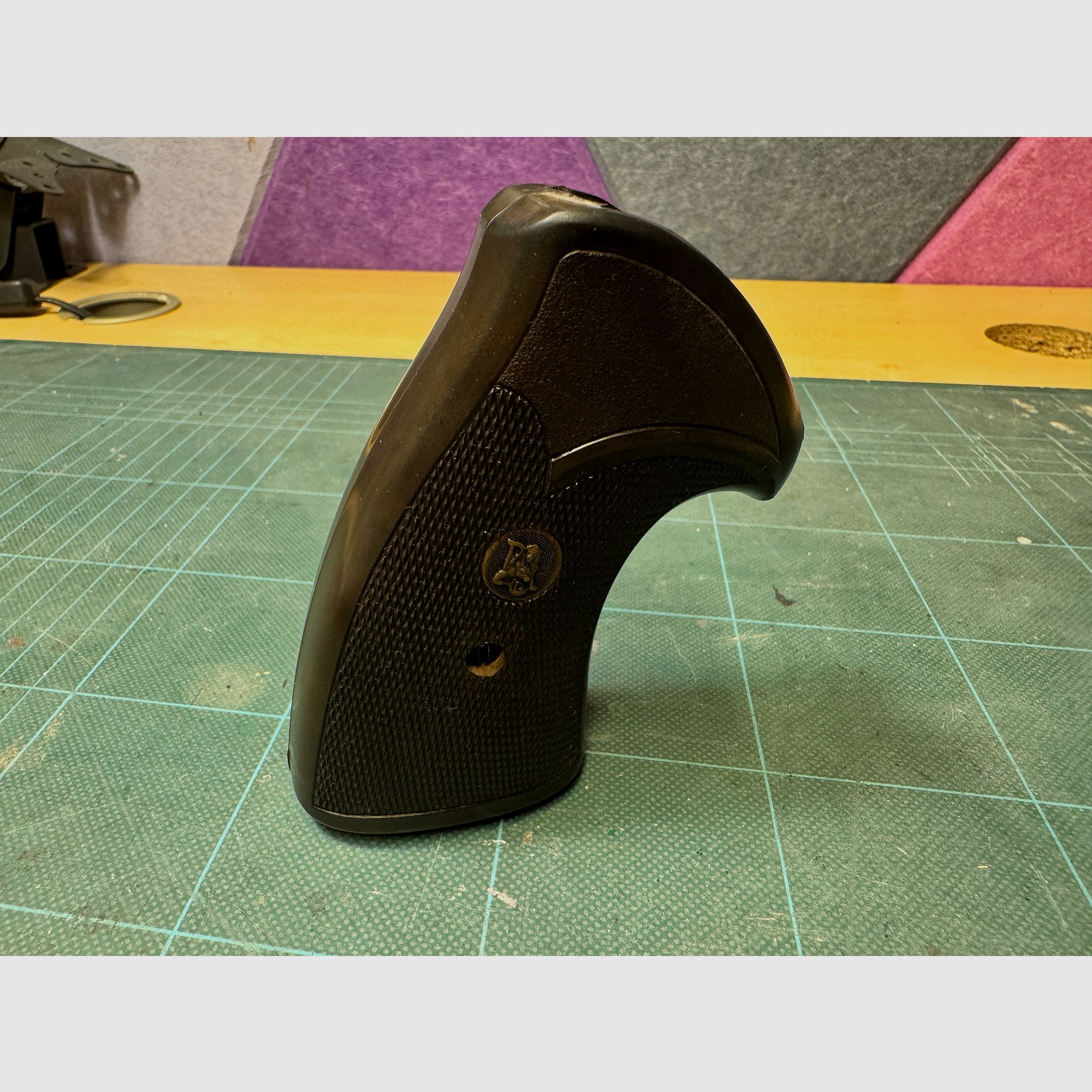 Pachmayr Presentation grip for the Colt Python 357 Magnum