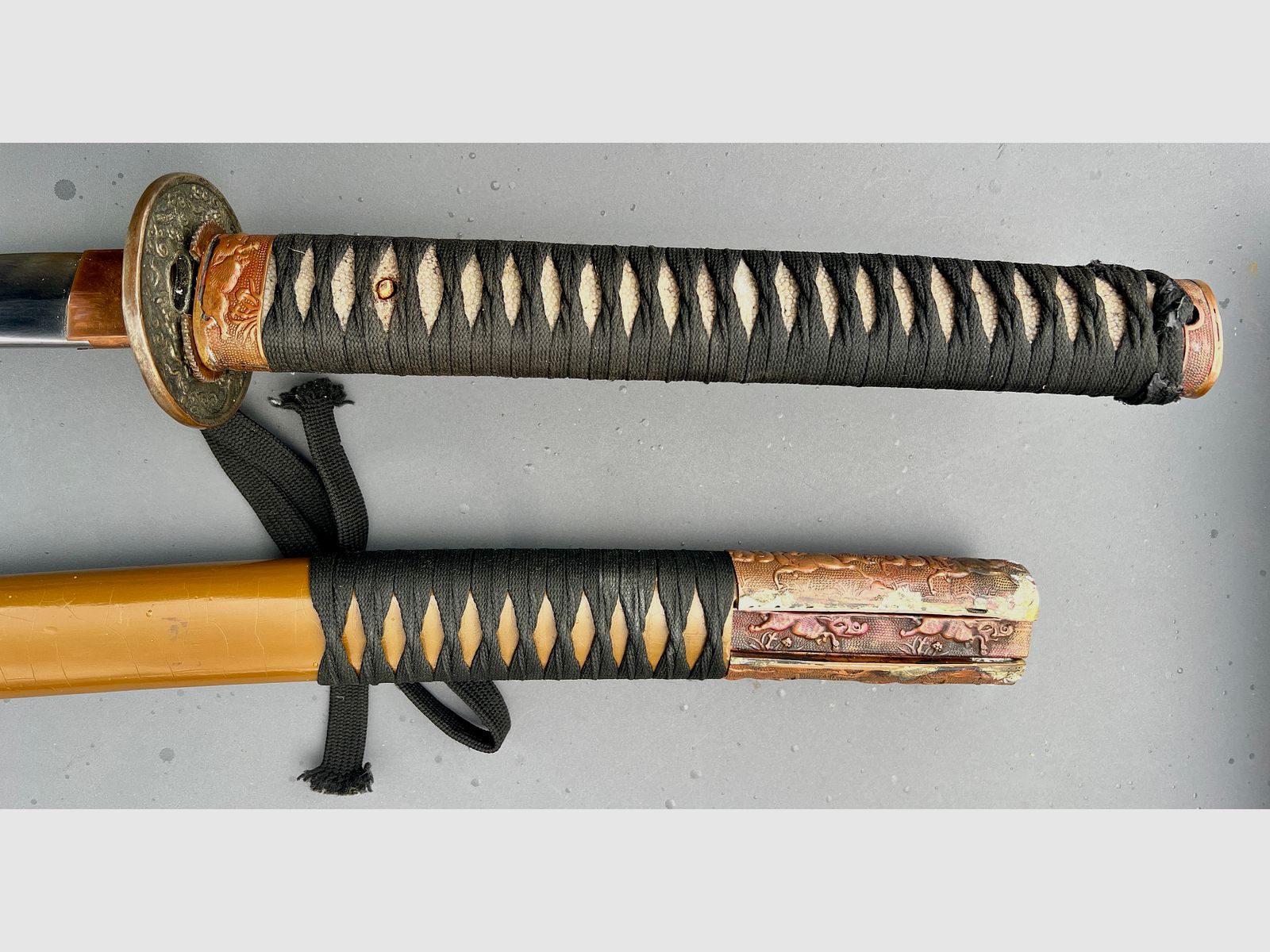 Authentisches japanisches Offizierskatana (Shin-guntō Typ 98) aus dem Zweiten Weltkrieg mit signierter Kanemune-Klinge.