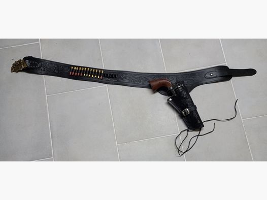 Sehr schöner langer Leder Westerngürtel mit Halfter 