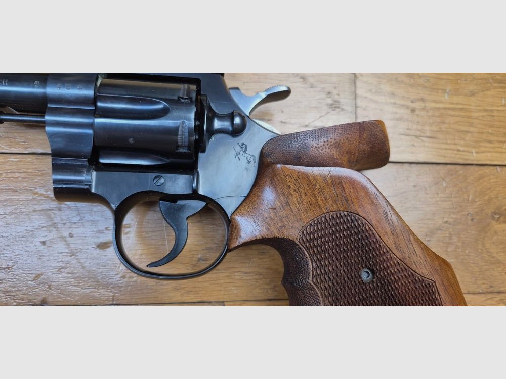 Mythique revolver Colt Officer Model Match – Cal. 38Sp – Canon lourd 6 pouces – Arme de Hartford vers 1960 – Esthétique et mécanique de pointe – Pièce rare dédiée au tir et à l&rsquo;entrainement dans une fabrication de très grande qualité – Excellent état proche du neuf absolu – TBE +++, image 4 sur 25