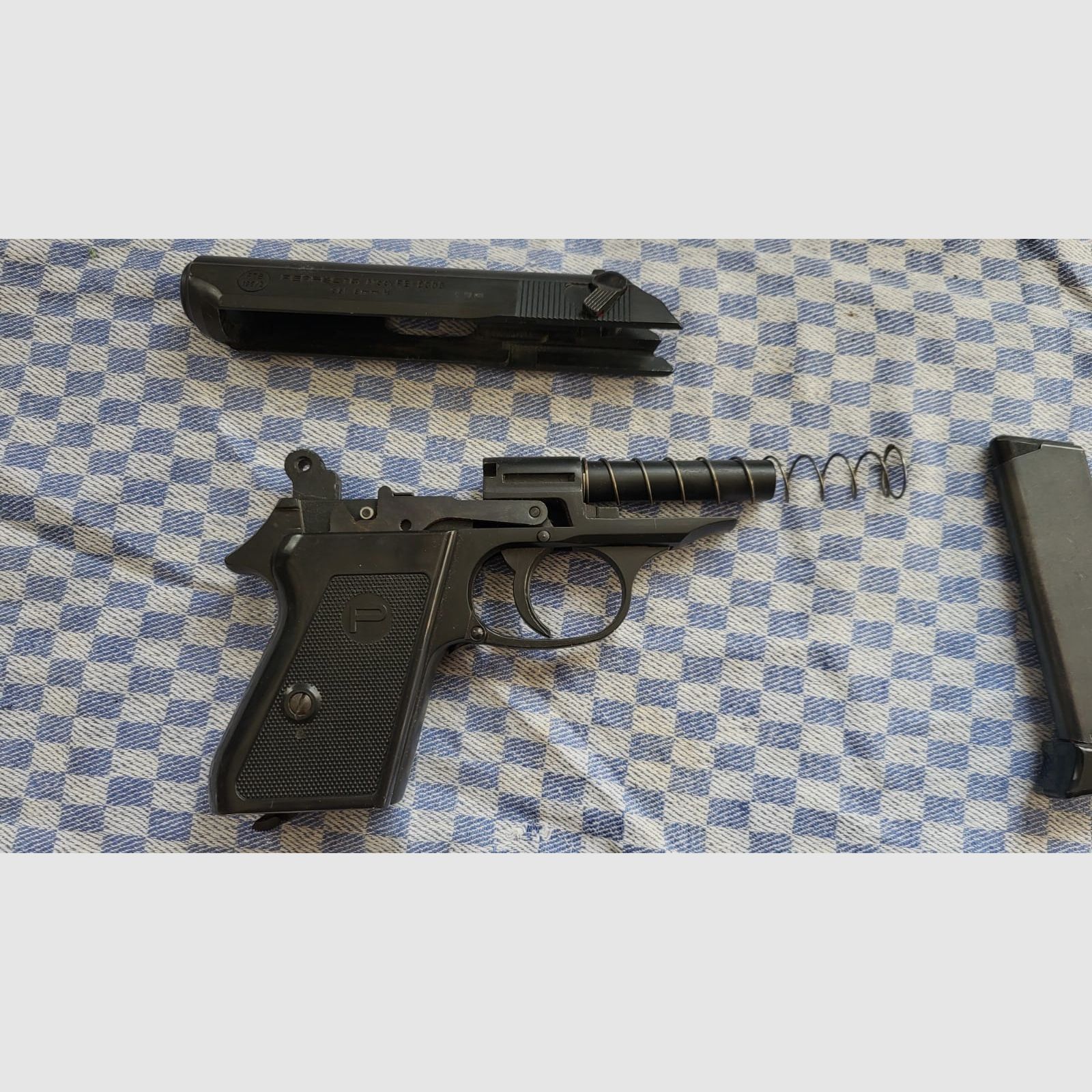   Schreckschusspistole Perfecta Mod.FBI  8000 cal. 8mm Platz 