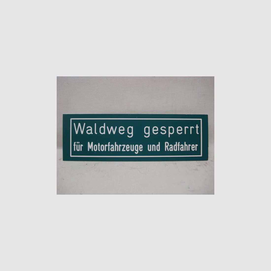 Schild Waldweg gesperrt -