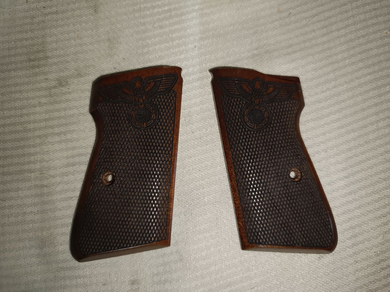 Walther PP Griffschalen mit Adler Drauf 