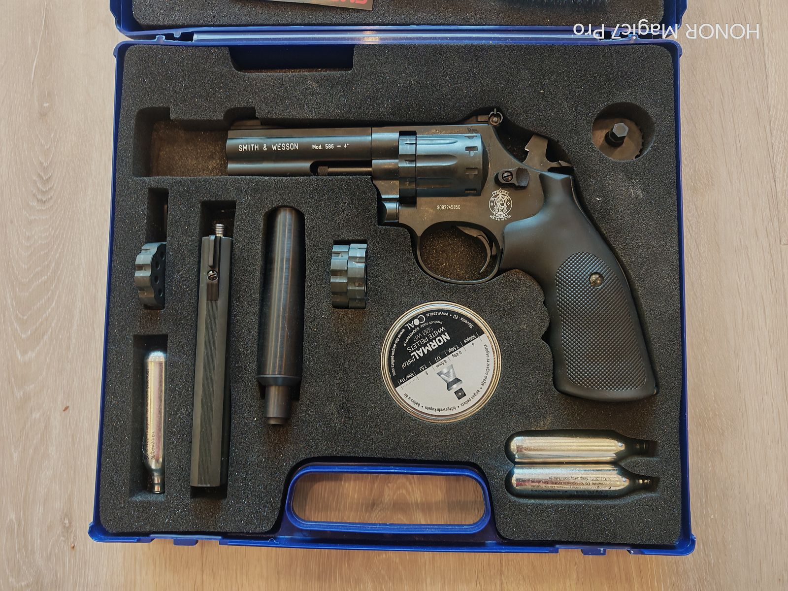 Smith & Wesson 586 revolver Co2. Longueur de canon de 6 pouces + 3,5 pouces, silencieux, 4,5 mm, mallette.