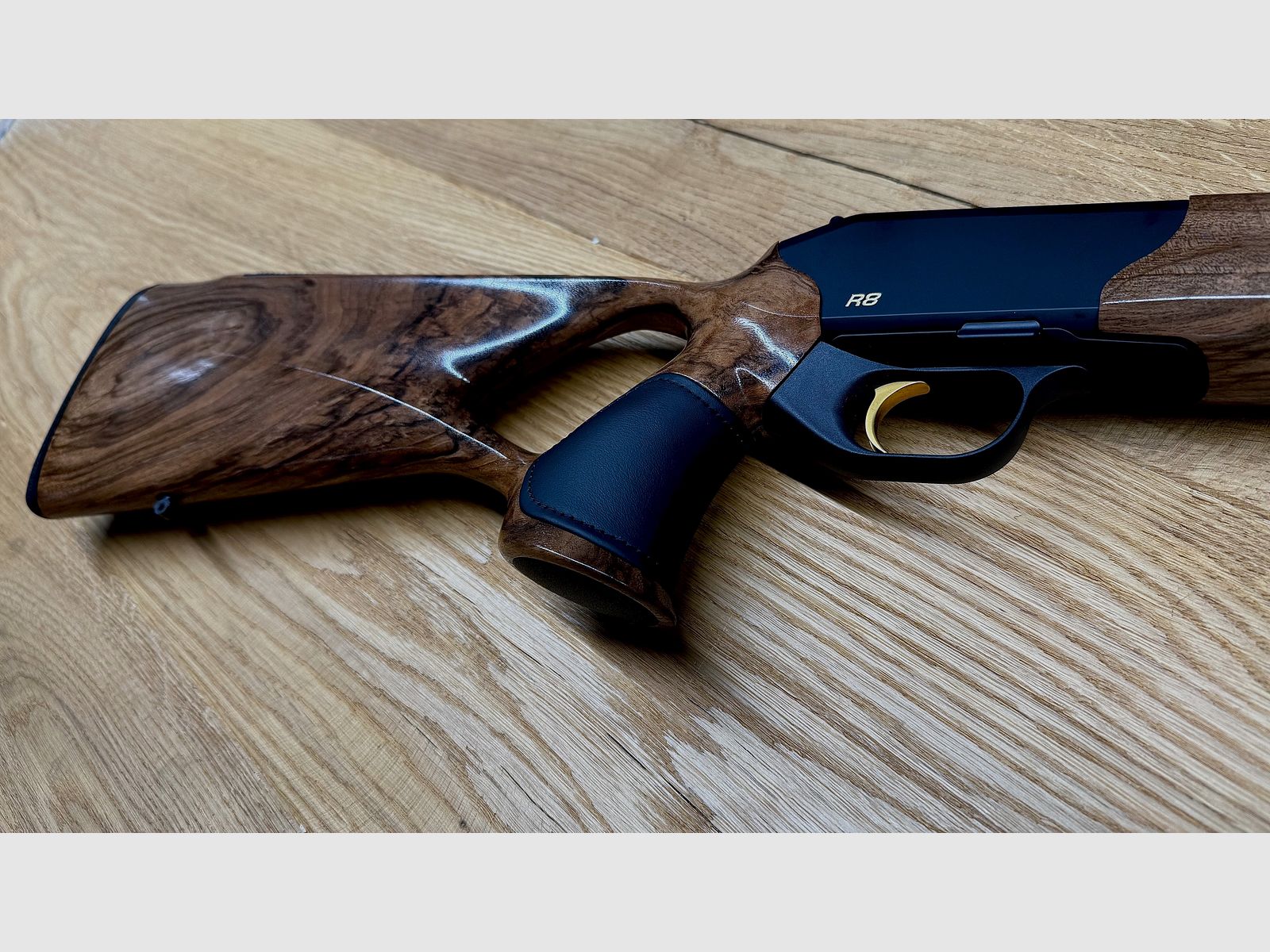 Blaser R8 Success Leder Schaft mit System / Holzklasse 6 / Leder schwarz / Goldelemente