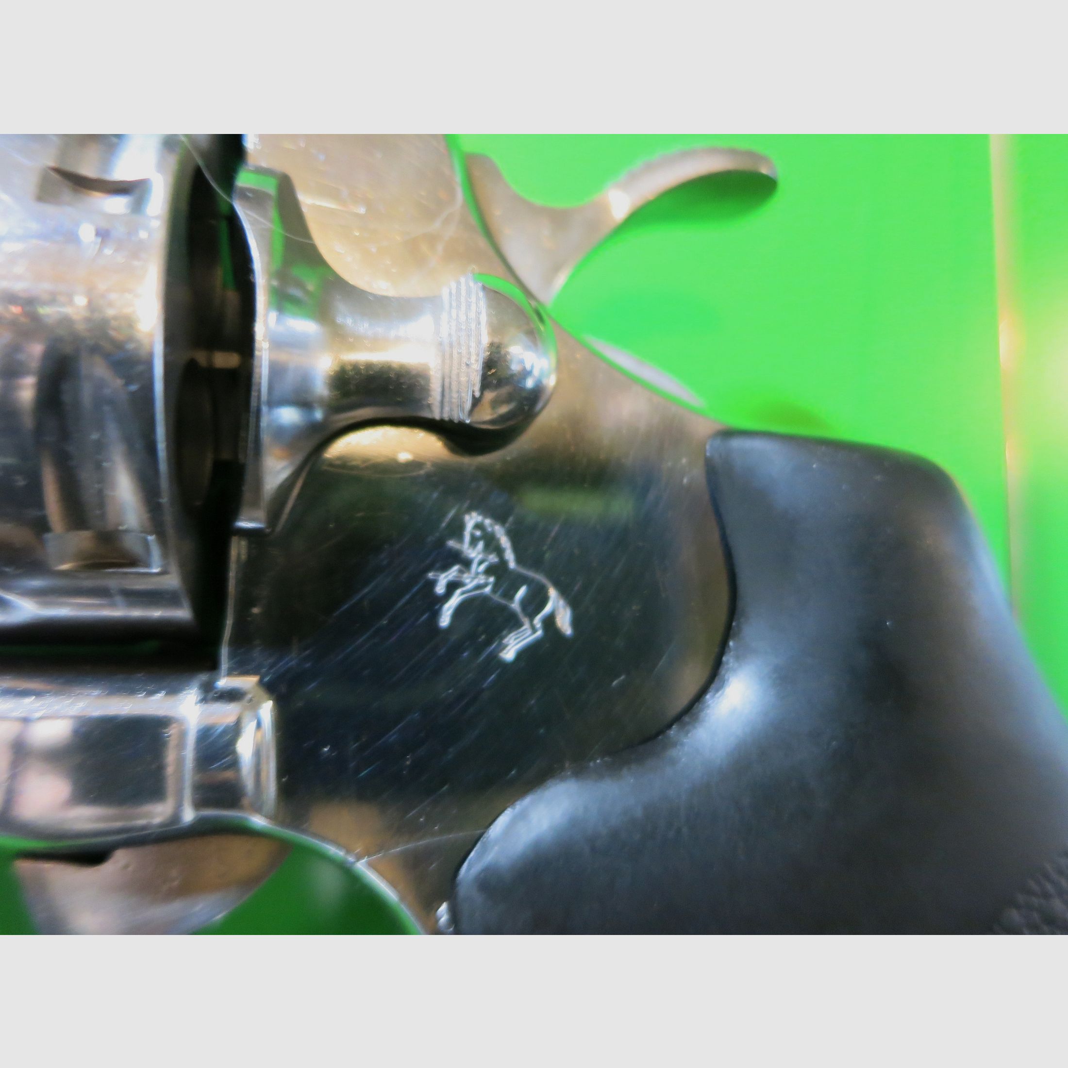 Revolver COLT PYTHON, Stainless (Hochglanzpoliert), .357 Magnum, 4" Lauf, Gummi-Sportgriff   #25-