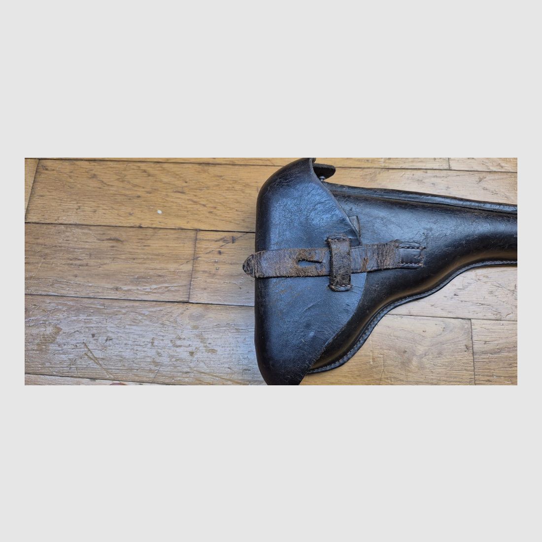 Sehr schönes Etui für die Pistole Luger P08 lang, genannt „Artillerie“ – Herstellung Gustav Möller in Hameln vor 1915 – Seltenes Etui des 1. Typs, unmodifiziert – Schöne Leder in TBE und flexibel – Komplett mit seinen Originalwerkzeugen Schlüssel und Stab – Braunes Etui, brüniert, nach September 1915 – Wunderschönes Stück in TBE++, Bild 4 von 24