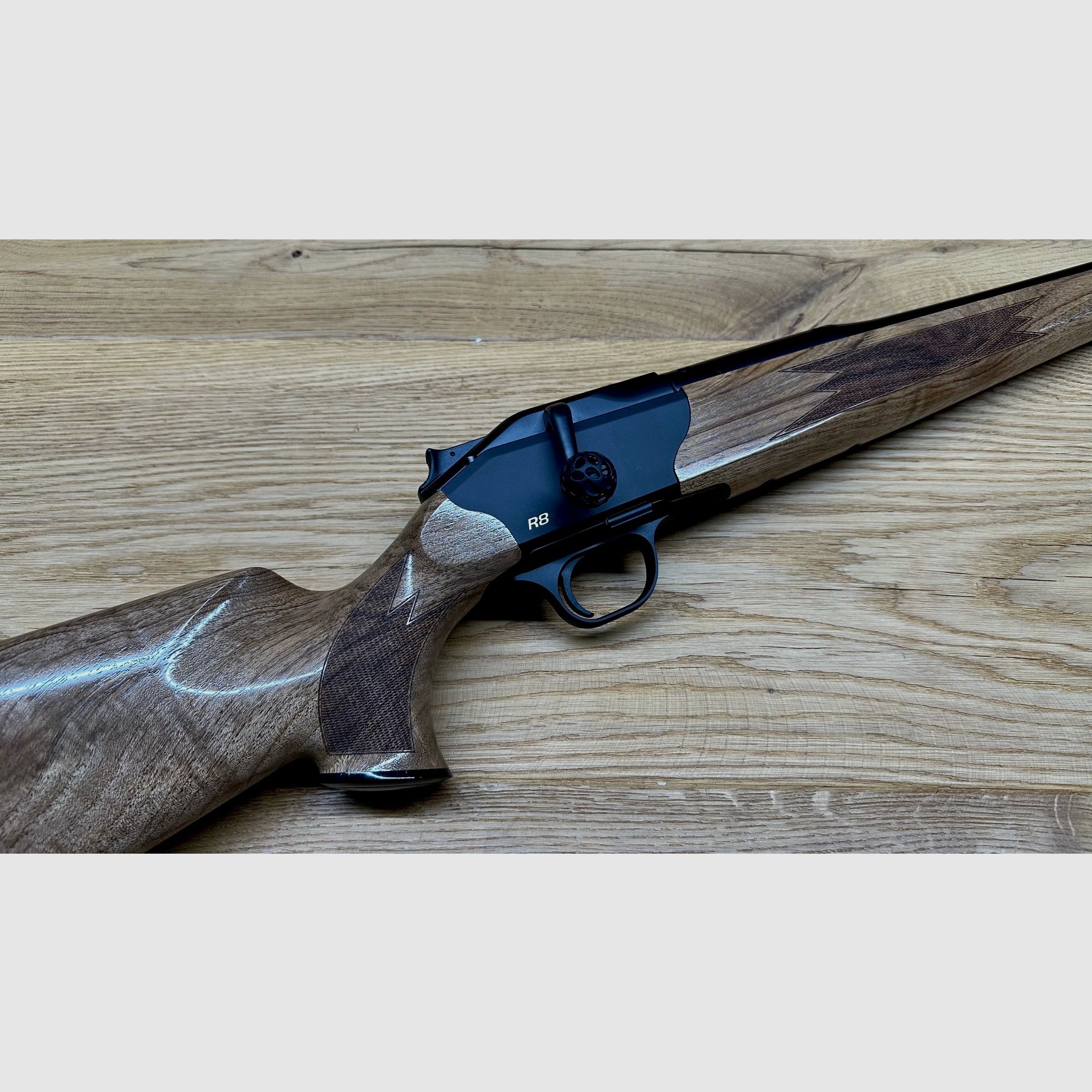 Blaser R8 / HK 3 / M15x1 / gekürzter Lauf / goldenes Logo / AH Kammergriffkugel / Kaliber nach Wahl