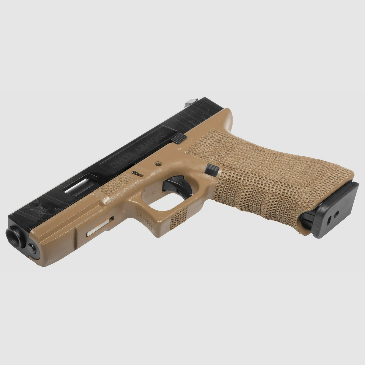 P02 GBB Airsoft Pistole in Tan | Delta Armory