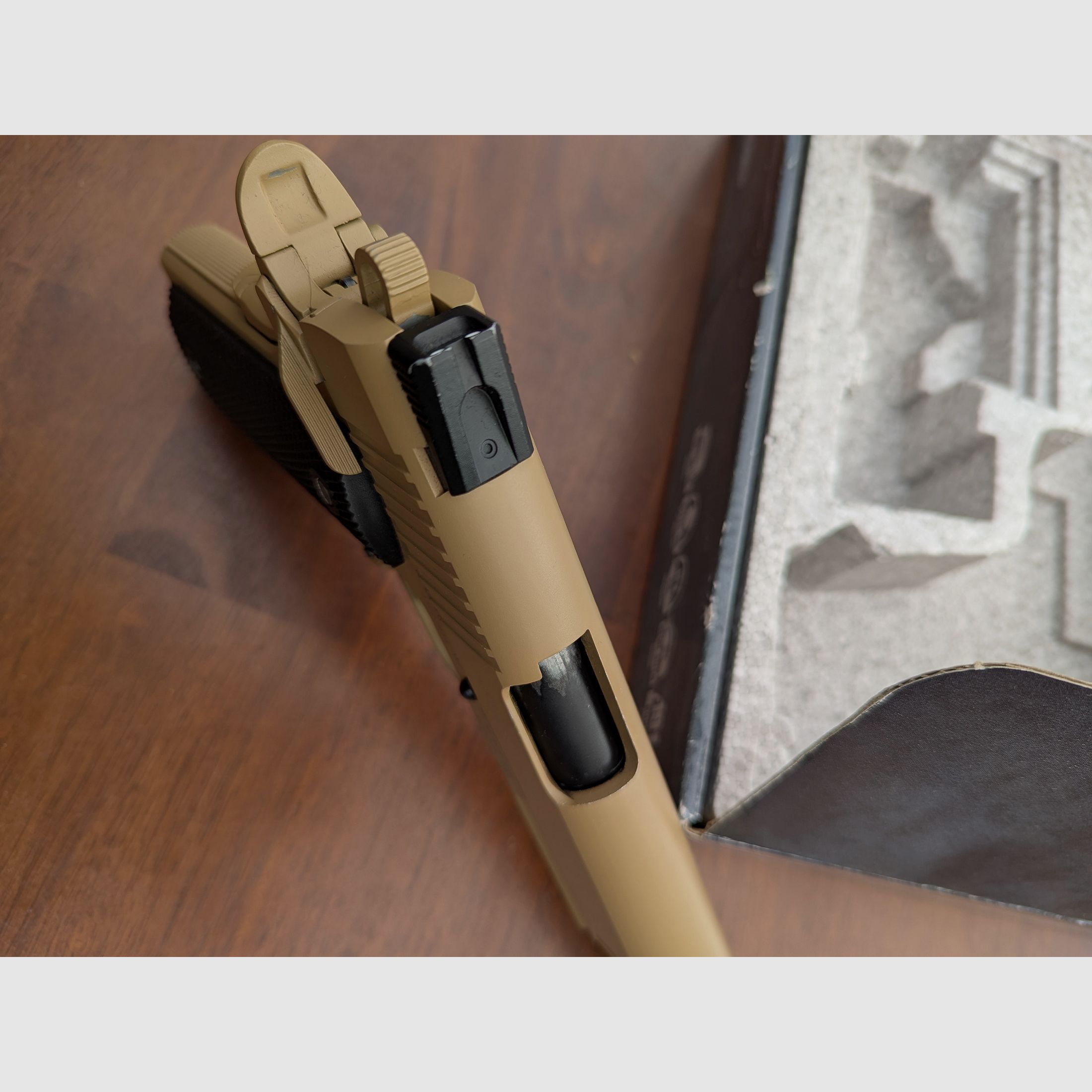 Colt M45 CQBP / 4,5mm BB/ Tan Beige / Luftpistole CO2 mit Zubehör 