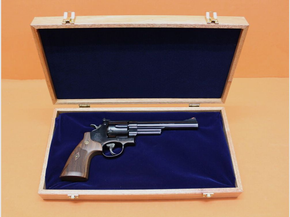 Smith & Wesson/S&W Revolver .44RemMagnum Smith&Wesson/ S&W29-10 brüniert, 6,5" Lauf/ Mikrometervisier/ Holzgriffschalen