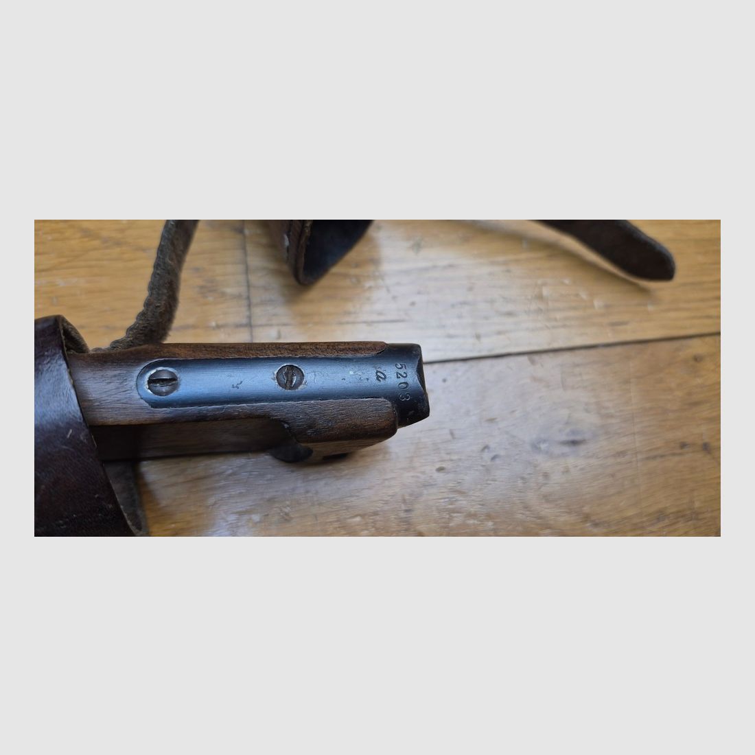 Très belle crosse pour pistolet Luger P08 long dit « d&rsquo;artillerie » – Exemplaire doté de tous ses cuirs d&rsquo;attache bien souples et solides – Beaux poinçon et marquage d&rsquo;origine – Fabrication DMW – Très rare surtout avec ses cuirs – Excellent état – TBE++, image 18 sur 19