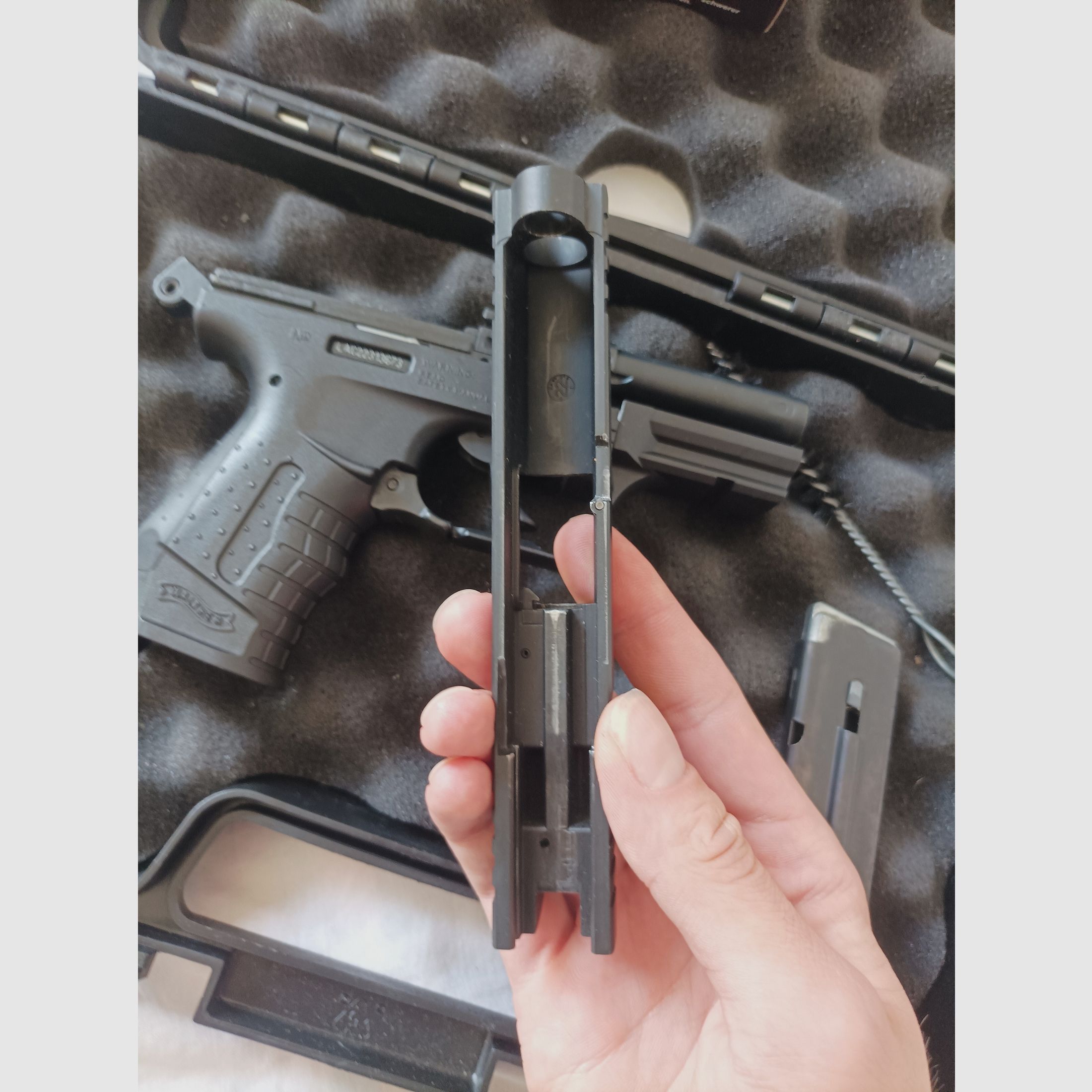 P22 Schreckschuss prêt avec 50 cartouches à blanc
