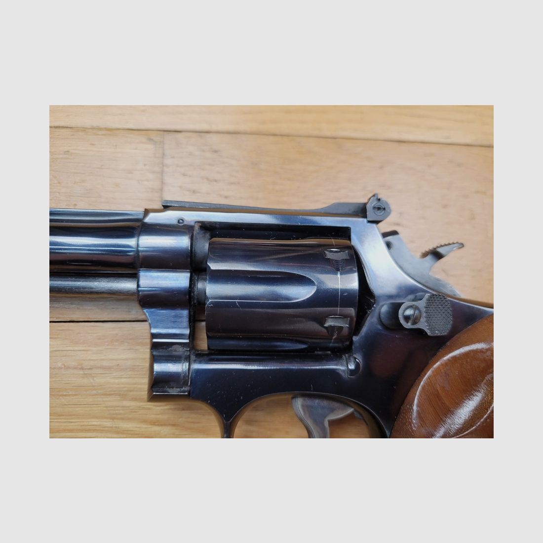 Beautiful Smith & Wesson M15-2 Revolver – Caliber .38 Special – high-quality manufacturing from 1961 to 1964 – 4-inch "pencil barrel" thicker – and yet the lightest of all "magnum" revolvers – aesthetic and mechanical condition excellent – a gun that has been fired very little in 65 years… – TBE++, image 19 of 20