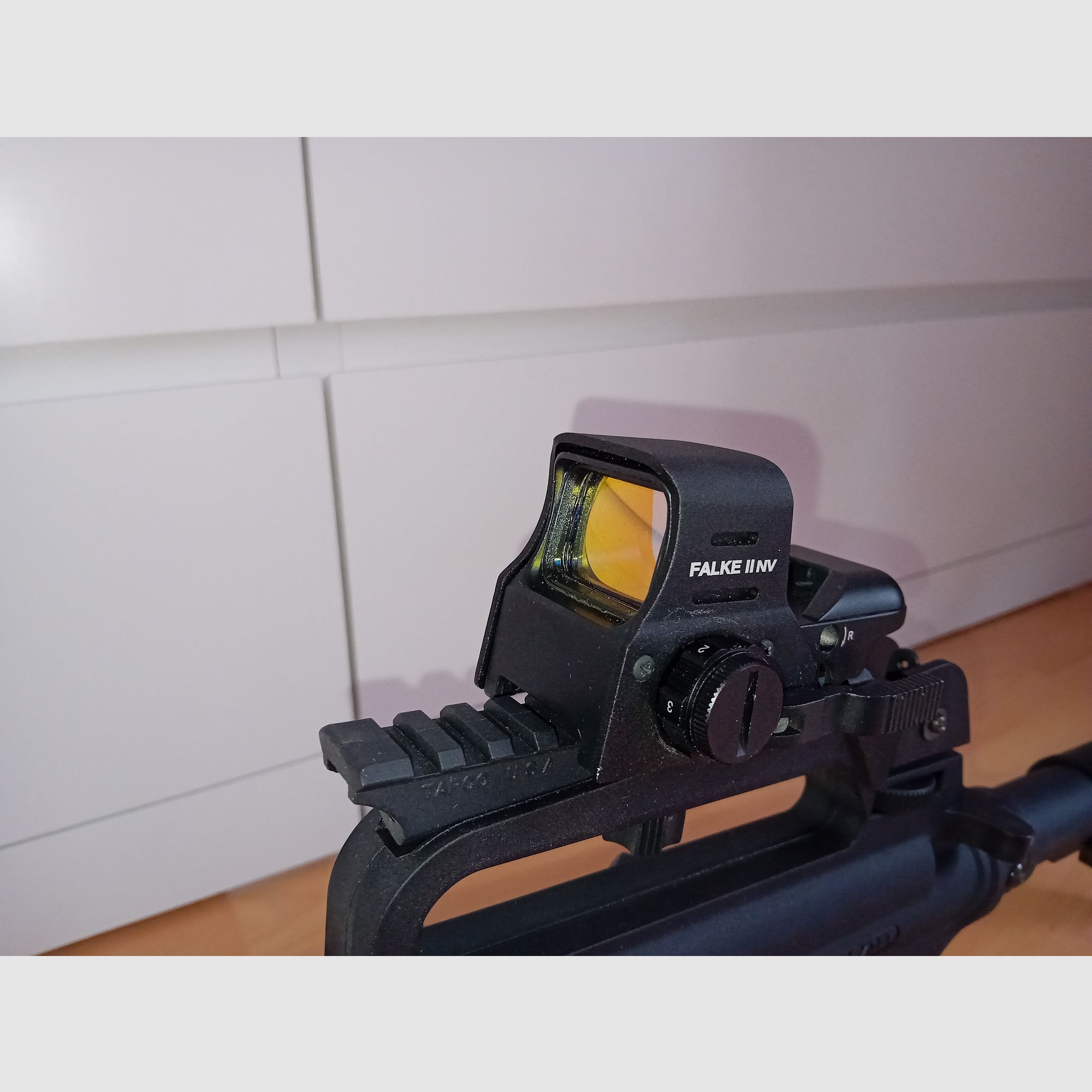 Mossberg rifle semiautomática International 715t .22lr (16.25") incluido 3 cargadores y visor de punto luminoso Falke II NV