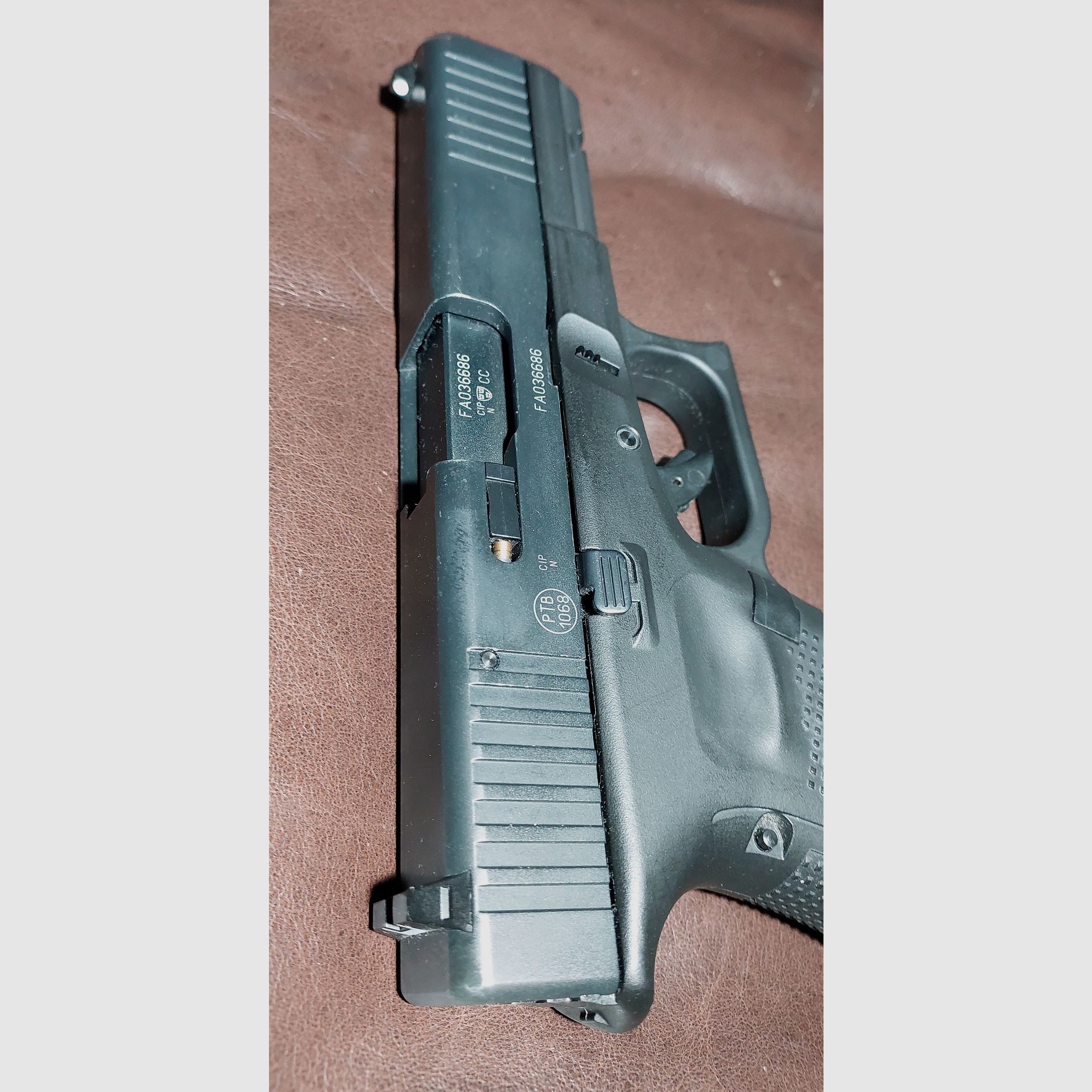 Glock 17 Gen5 Schreckschuss Pistole 9mm P.A.K. schwarz (PTB 1068) - 2 Magazine - Taktisches IWB Holster Rex Arms Sidecar