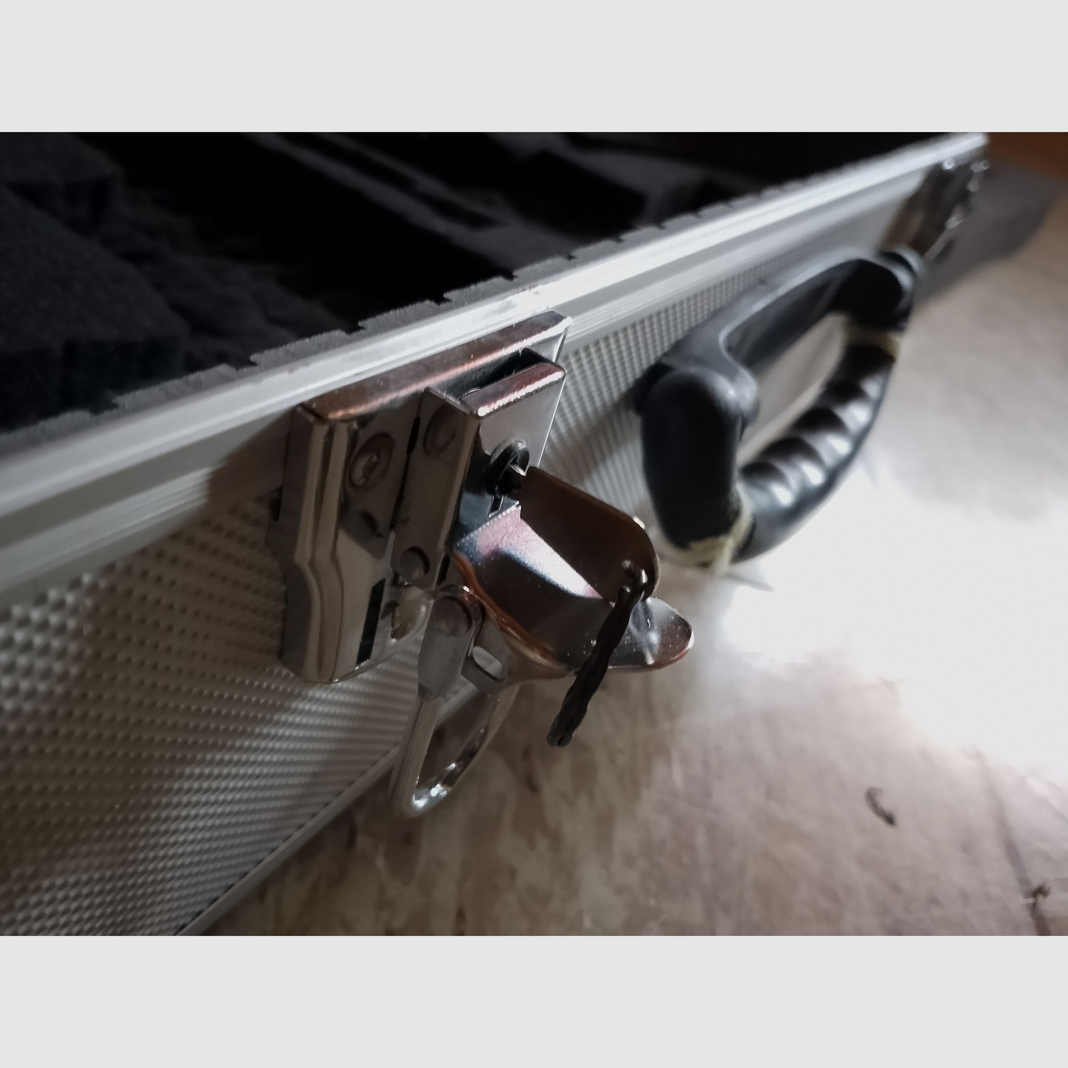 Weapon case case for 6 weapons or less aluminum silver lock key