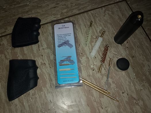 Kit di pulizia per pistole 9mm, asta di pulizia, spazzole, manici in gomma, custodia, manico nero, impugnatura in gomma, revolver