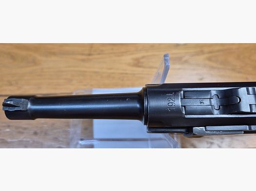 Sehr seltener und schöner Luger P08 Polizeipistole – Weimarer Zeit – Sonderanfertigung DMW von 1920 bis 1921 Polizei /Armee – Eine der 45.000 neu produzierten sogenannten „Alphabet DWM“ – Seltene Abzugssicherung „Schywie“ nach 1933 – Vollständig monomatrikuliert außer Magazin – Sehr schöne Mechanik und Ästhetik – Sehr guter Lauf – Seltenheitszustand und von großer Seltenheit – TBE+/TBE++