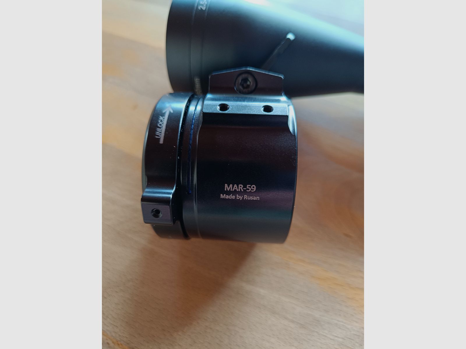 Celownik marki Akah 2,5-10x50 z odpowiednim adapterem Rusan Mar