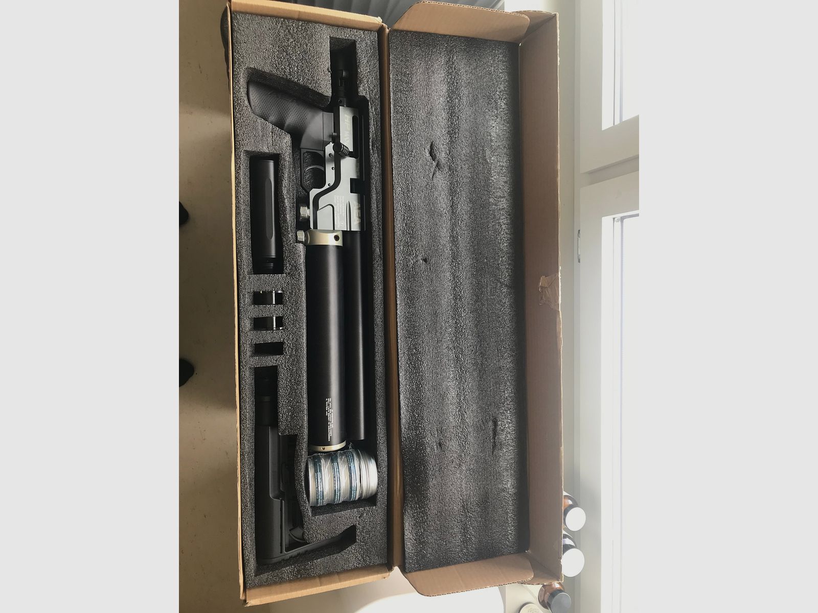 AEA HP-MAX 1ère génération .35/9mm – seulement 30 coups tirés – ensemble complet avec Hawke Vantage 3-9x40, silencieux, kit d'exportation et environ 200 projectiles Grisley