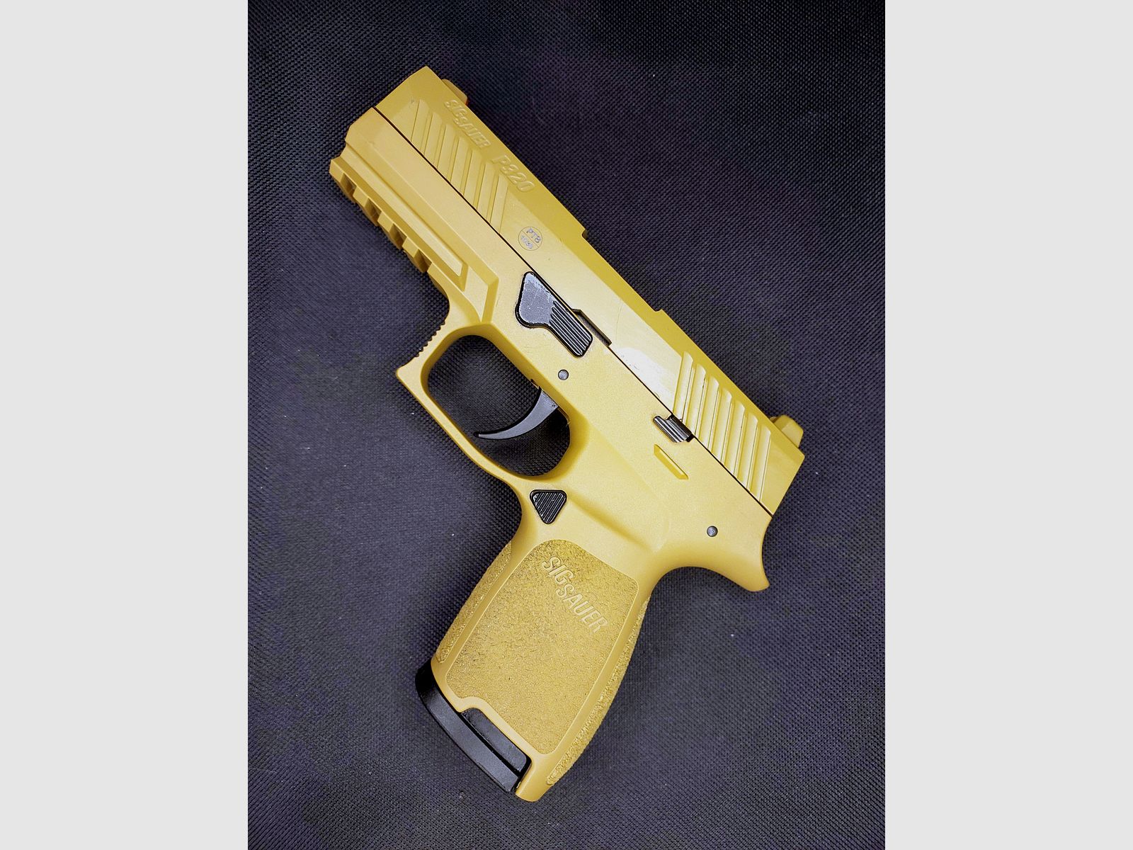 Sig Sauer P320 Schreckschusspistole im Kaliber 9 mm P.A.K. in der Tan / Dark Earth im originalen SIG-Koffer (PTB 1038)