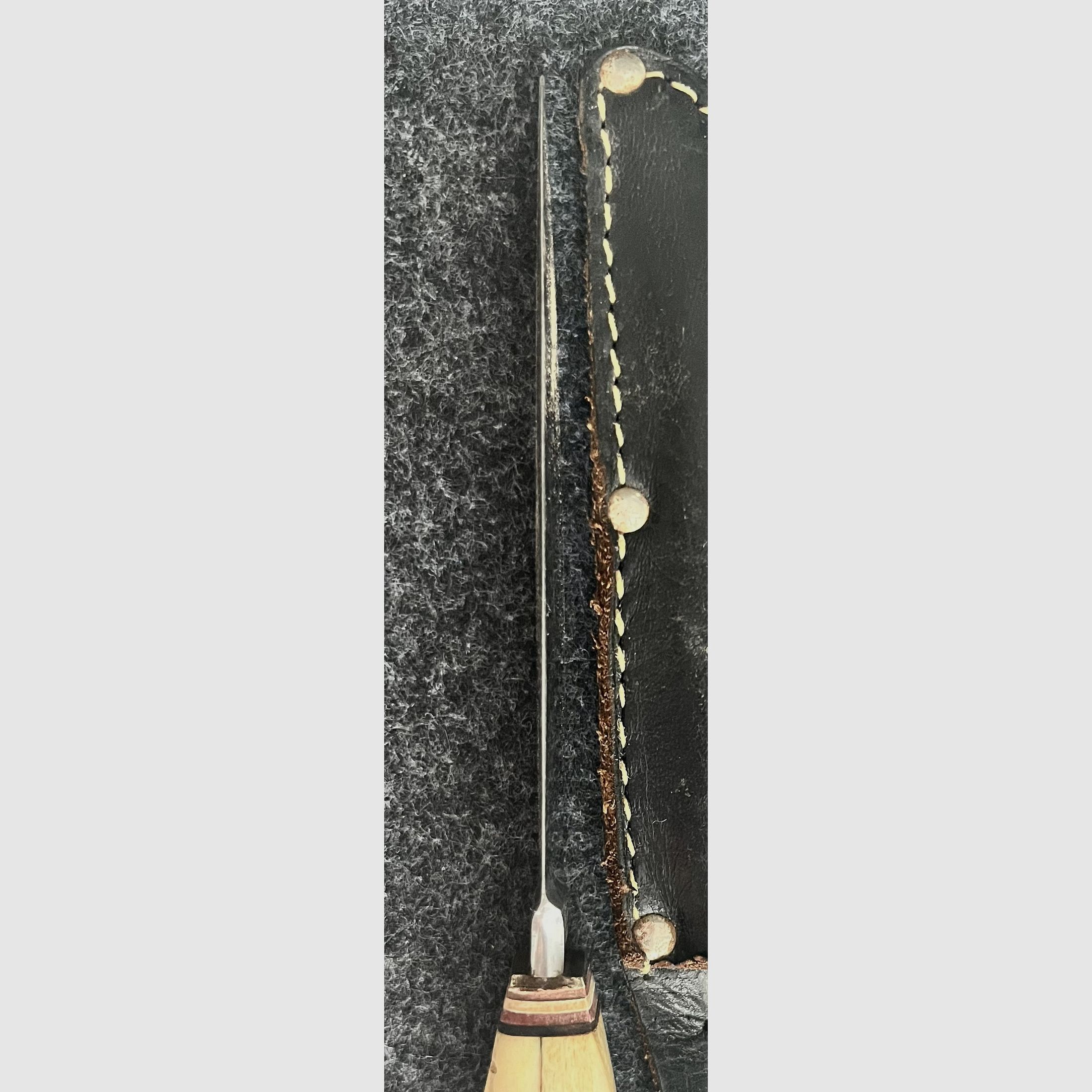 Solingen hunting knife "Ackermännchen" – Real horn handle with fine deer carving & leather sheath