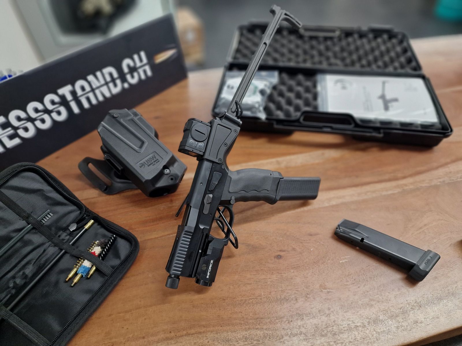 B&T – Halbauto / USW-A1 / 9mm / Mit Holster und Lampe / Klappschaft, Bild 1 von 7