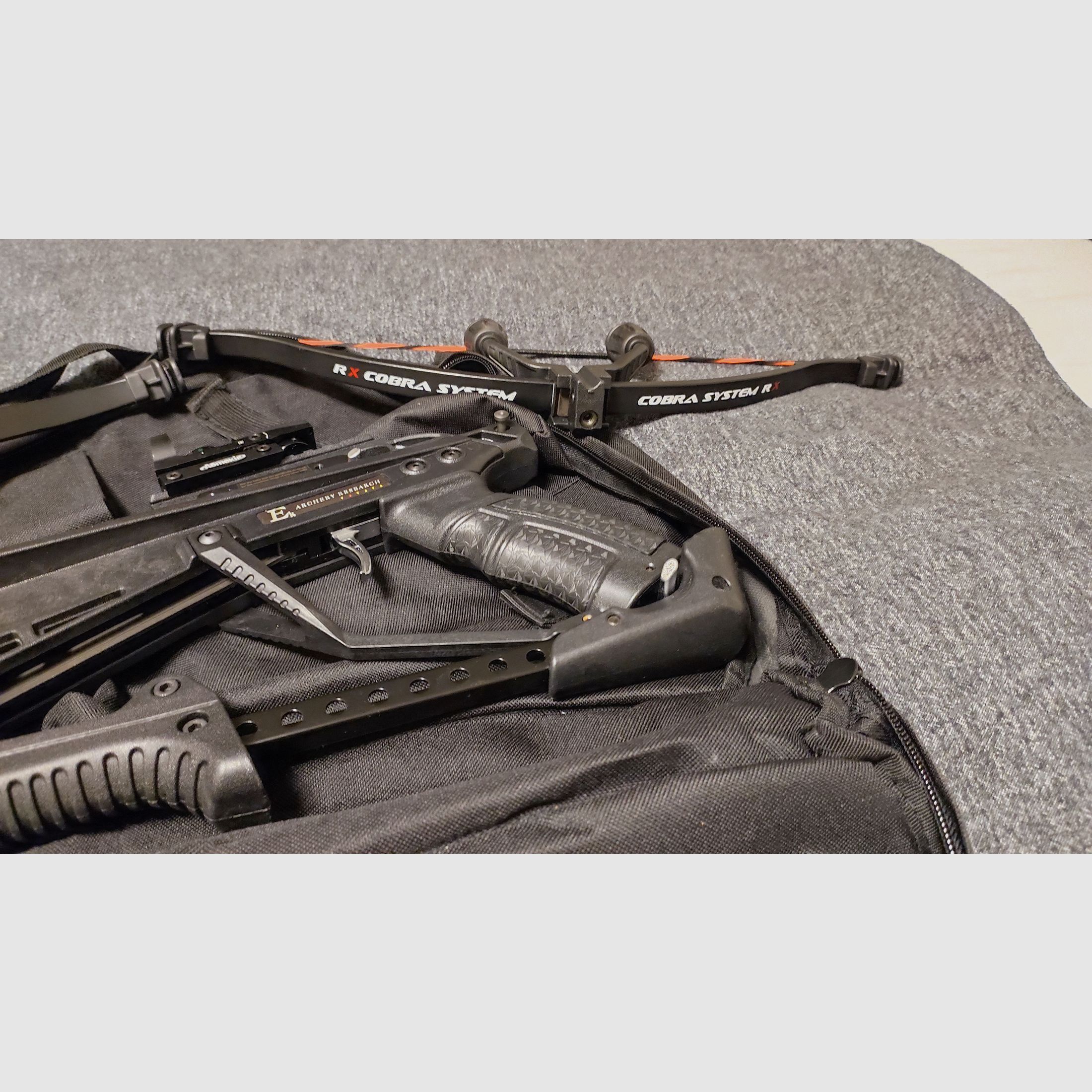 EK Archery Cobra R9 Deluxe 90/130 lbs COMPLETE SET – like new – 30 bolts + bag + carrying strap + shoulder support + front grip