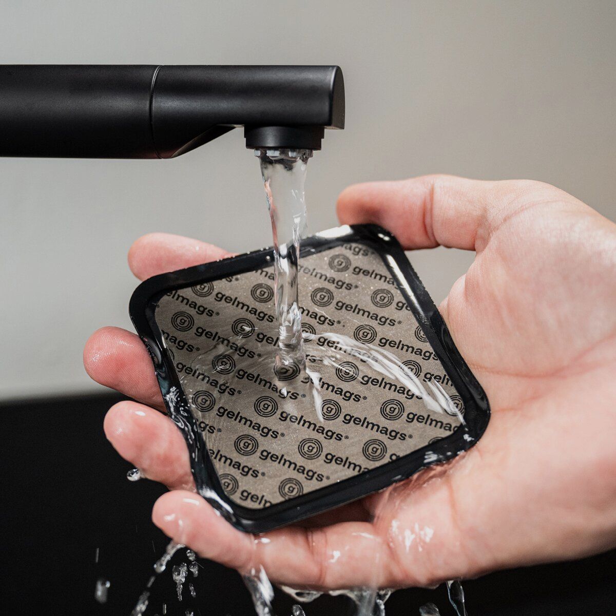 Nano Gel Pads 2.0, pad di montaggio riutilizzabili, set da 4, nero, ø 8,3 cm, immagine 2 di 3