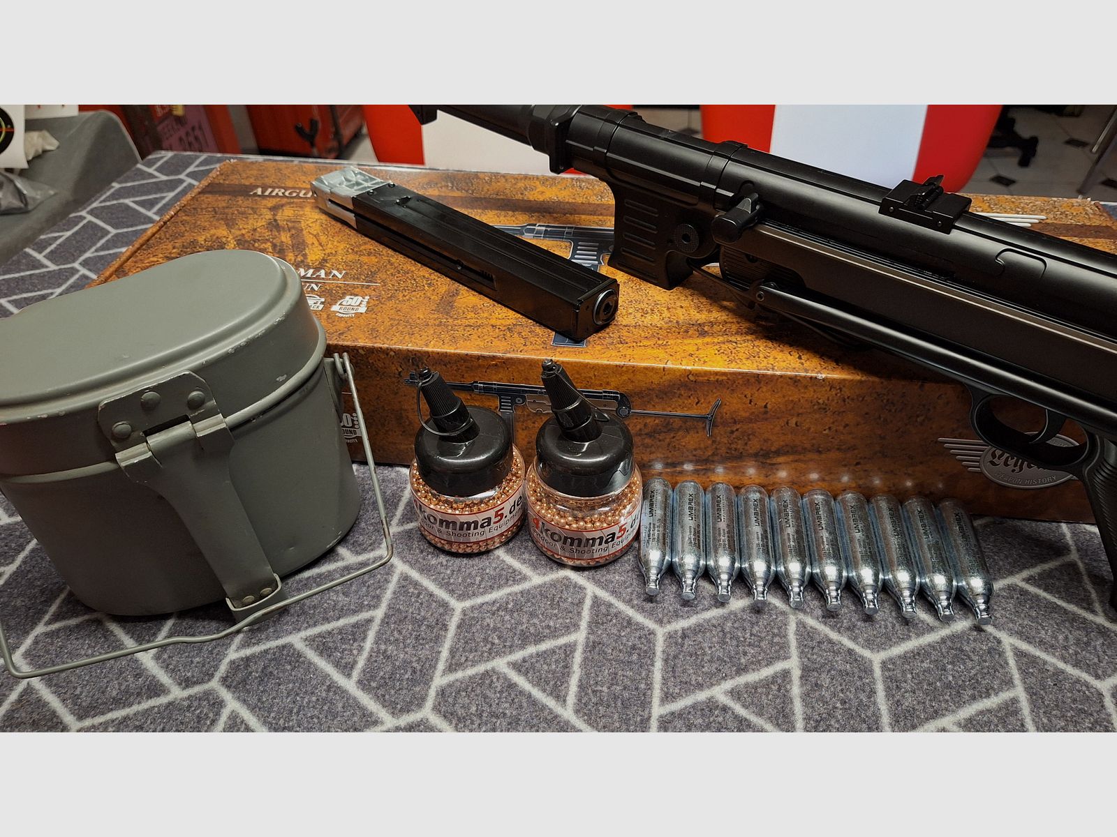 Legendy MP40 - 4,5 mm stalowe BB Co2 - Całkowicie metalowy! Z CO2+amunicją+uchwytem!