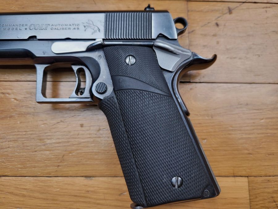 Rara Colt Commander 45 ACP – magnífico acabado Dual Tone Blue original – serie MK IV 70 – fabricada alrededor de 1982 – empuñaduras Pachmayr – cañón de 4 ¼ pulgadas – guardamonte cuadrado – gatillo ajustable – calidad Colt en su máxima expresión – TBE++, imagen 10 de 18
