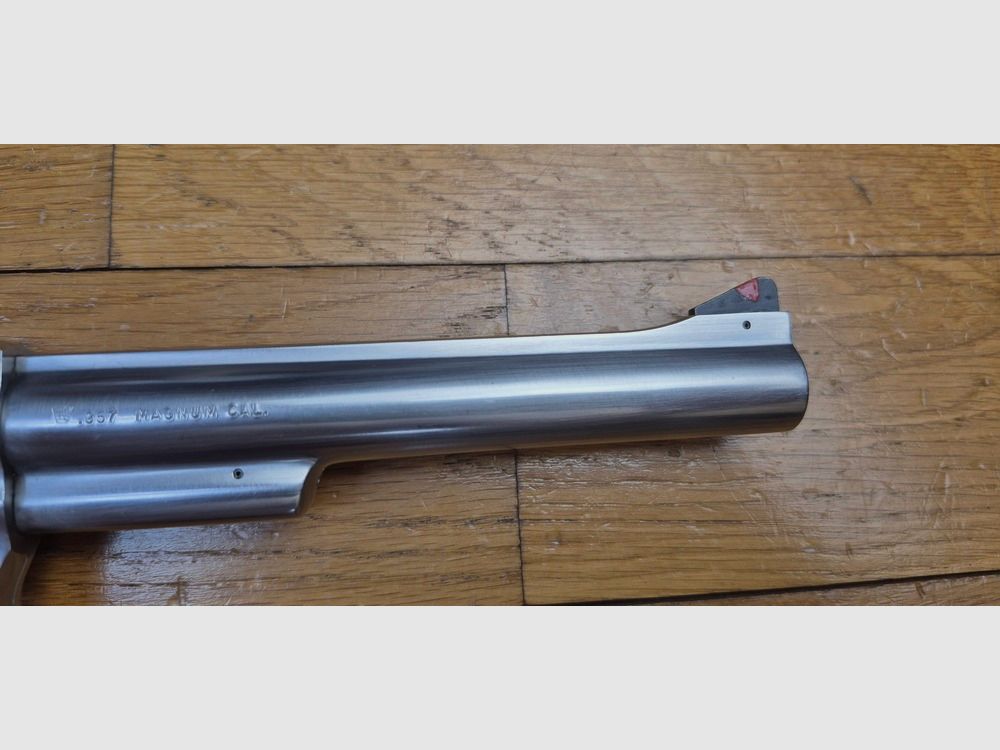 Sehr schöner Revolver Sturm Ruger Security-Six — Kal. .357 Magnum — Weniger verbreitete Edelstahl-Finish in sechs Zoll — Waffe aus Ende 1981 / Anfang 1982 — Immer noch die beste Zeit von Bill Ruger — Sehr sehr schöner physischer Zustand des ästhetischen und mechanischen Athleten! — Pachmayr-Griffschalen — Spiegel-Lauf — Ein Klassiker, der in Edelstahl und in sechs Zoll selten geworden ist — TBE+ / TBE++, Bild 9 von 28