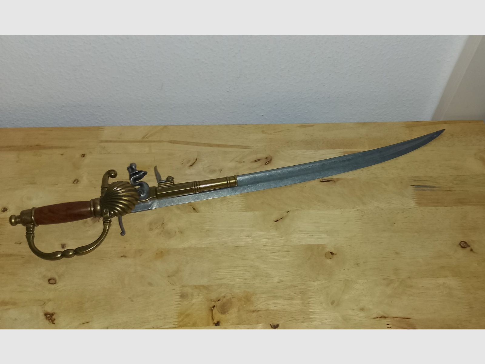 Dekoracyjny szabel z pistoletem skałkowym ok. 72 cm