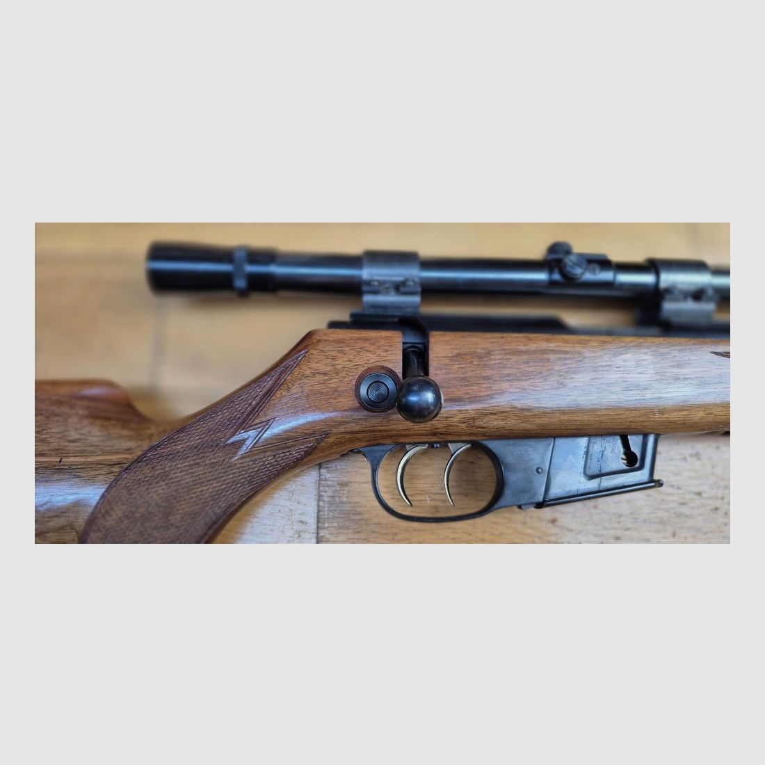 Wunderschöne Jagd- und Sportbüchse Walther KKJ – Kal. 22 Hornet – Stetcher-Abzug – Magazin 5 Schuss – Zielfernrohr Zielkar 4 mit Absehen Nr. 1 – Hohe Präzision – Waffe von 1959 – Sehr guter Zustand – TBE +, Bild 7 von 42